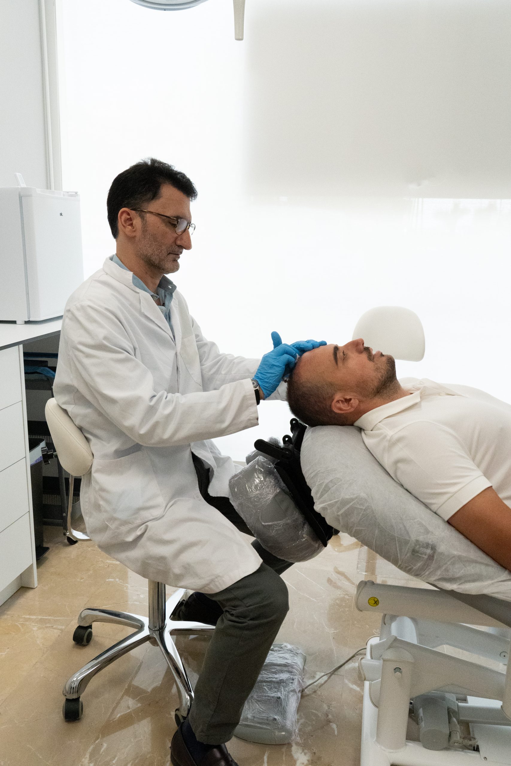Doctor Carlos Caballero realizando un injerto capilar en la clínica Medik Hair Marbella.