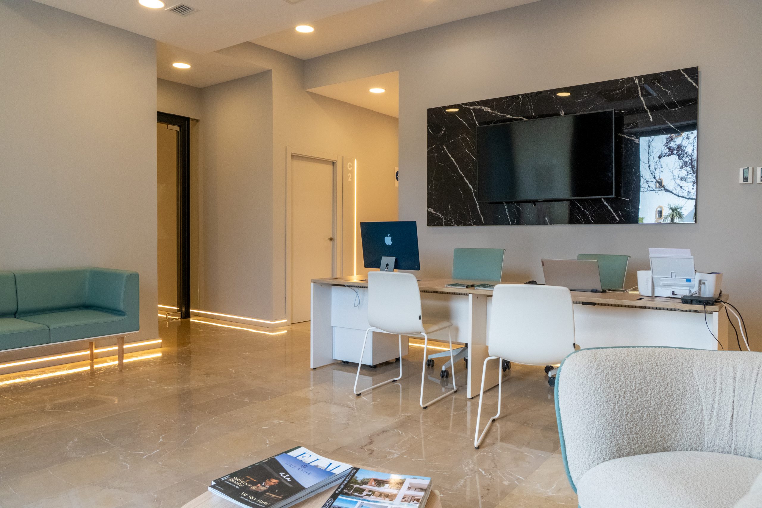 Recepción moderna de la clínica de injerto capilar Medik Hair en Marbella